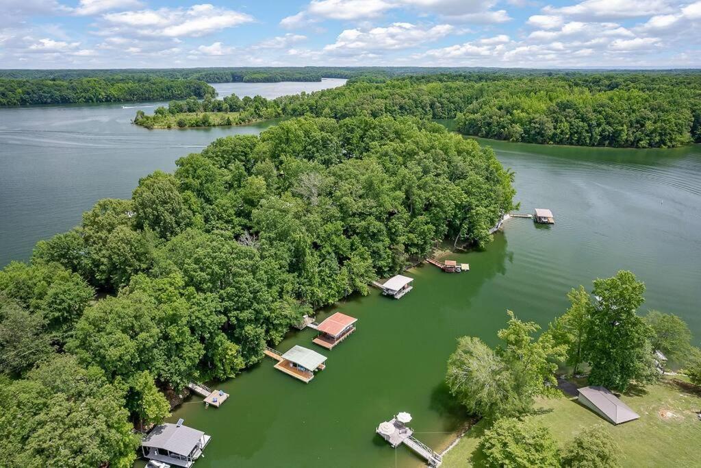 Winchester Rustic Cabin, Dock, Firepit, Kayaks & Games מראה חיצוני תמונה